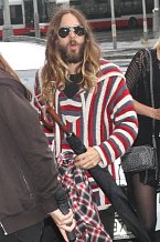 Jared Leto v Praze uvedl svůj dokument a zkrátka nepřišli ani fanoušci jeho kapely.