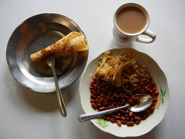Oběd: placka s fazolemi a čaj s mlékem