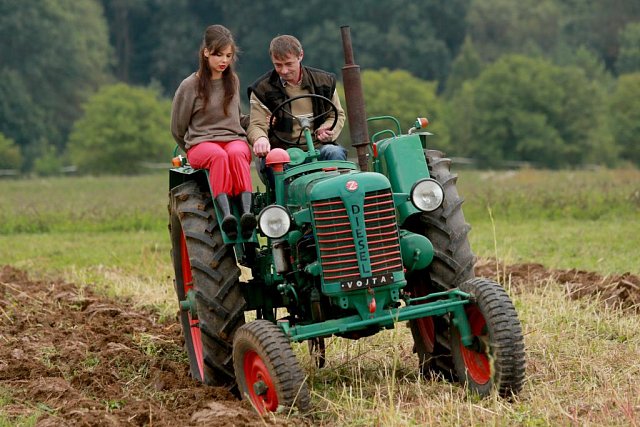 Adriana Neubauerová s Jiřím Dvořákem si zkusili i jízdu na traktoru.