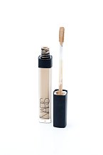 Radiant Creamy Concealer, Nars, Sephora,790 Kč Jarní novinka od fracouzské značky Nars na kruhy pod očima má dobrý aplikátor, vyvážené složení a decentně projasnňuje. Pokud vás ale trápí hodně tmavé zbarvení, neobejdete se ještě bez růžového korektoru, kt