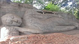 Tato socha ležícího Buddhy je největší na ostrově.