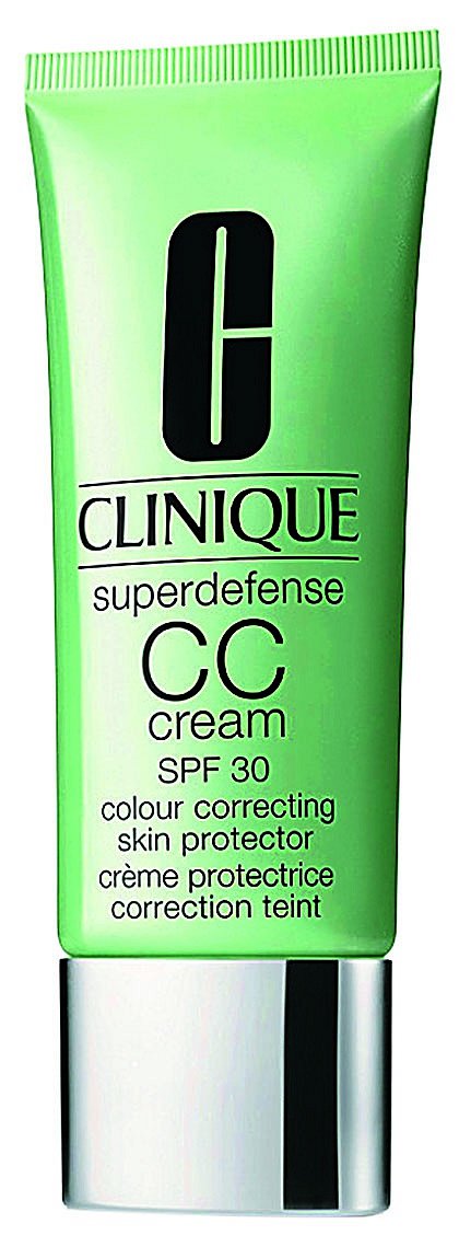 Superdefence CC cream SPF 30 sjednocuje tón pleti a zároveň ji chrání před vnějšími vlivy, Clinique, 40 ml 675 Kč.