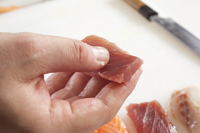 1. Čerstvé ryby si nakrájejte na tenké plátky, krevety rozkrojte a rozložte do tenkého plátku. Ocásek z nich neodkrajujte, sice se nejí, ale působí dekoračně.
