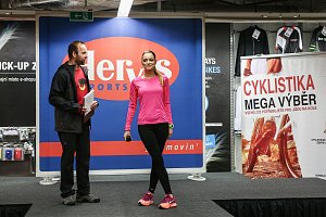 Jitka Válková přiběhla na pódium celá udýchaná.