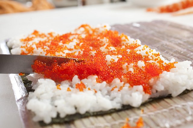 2. Celou plochu rýže potřete červeným kaviárem z létajících ryb.
