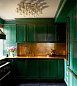 Kuchyňská kombinace mosazných desek a smaragdově zelených skříněk