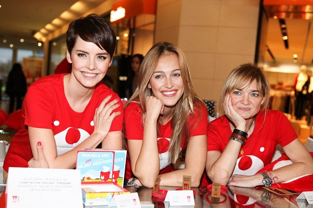 Gábina Kratochvílová, Renata Langmannová a Klára Nademlýnská se ujaly role prodavaček.