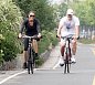 Justin a jeho žena Jessica Biel holdují cyklistice