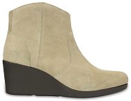 Kotníkové boty Leigh Suede Wedge Bootie, Crocs, cena 2699 Kč. K dostání na Urbanlux.cz.