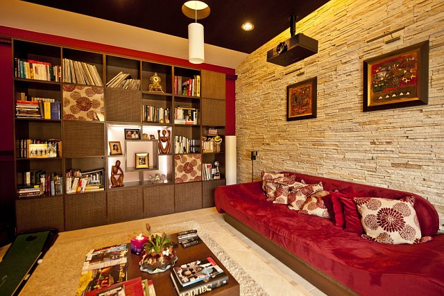 Obývacímu pokoji, stejně jako celému domu, dominují přírodní materiály. Místo klasické televize mají projektor.