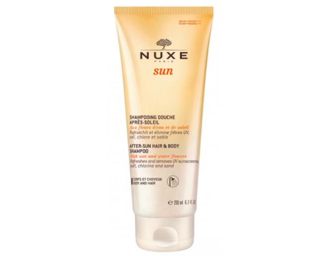 Šampon Nuxe Sun pro vlasy a tělo po opalování Shampooning Douche Après Soleil, s relaxační vůní slunečních a vodních květů, 200ml 245 Kč.