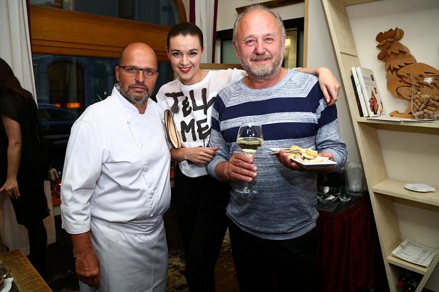 Oslavit úspěch Pohlreichovy restaurace Divinis přišli Iva Kubelková s partnerem Ladislavem Doležalem.