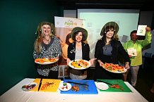 Linda Finková, Kristýna Janáčková a Andrea Kalivodová soutěžily ve zdobení talířů.