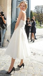 Také Eva Herzigová v korzetových šatech Dior