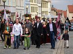 Zahajovací průvod – v čele Pavel Šporcl s dcerami a prezident festivalu Jiří Ludvík.