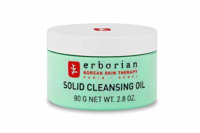 Olejový odličovač SOLID CLEANSING OIL ERBORIAN. Při kontaktu s pokožkou promění v olej a dokonale na sebe nabalí veškeré nečistoty, či make up. MARIONNAUD, cena 859 Kč.