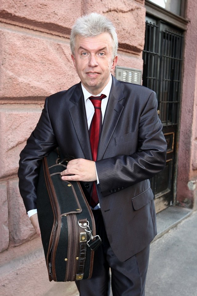 Popřát šťastnému oslavenci přišel i houslový virtuóz Jaroslav Svěcený.