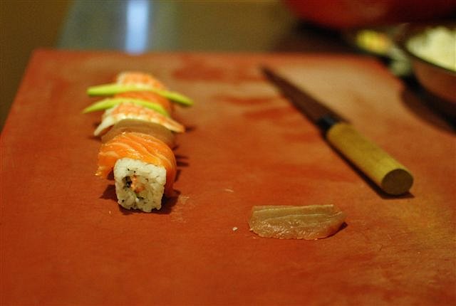 Navrch rolky rozložte na tenké plátky nakrájené avokádo, krevety Ebi (blanšírované sushi krevety), plátky lososa a tuňáka.