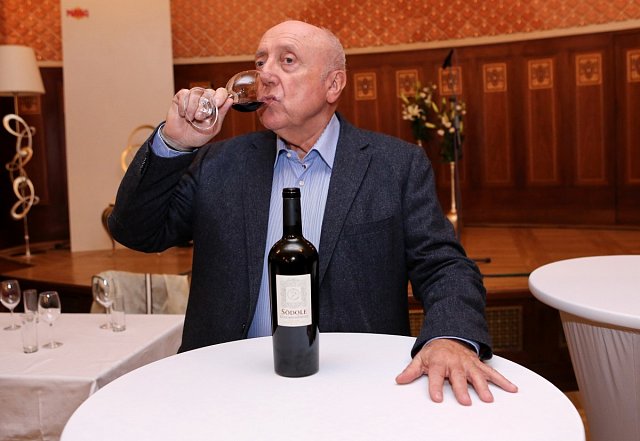 Felix Slováček platí za znalce vína.