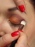3: Stínovacím štětečkem z přírodních vláken vystínujte vnější koutek oka i jeho ohyb fialovým odstínem. 