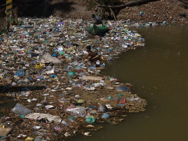 Způsob skladování odpadků v jinak civilizovaném Siem Reapu – sem se hází vše nepotřebné, jednou za čas si domorodci nazují holínky a odpad vyhrabou a odvezou pryč… Netuším kam…