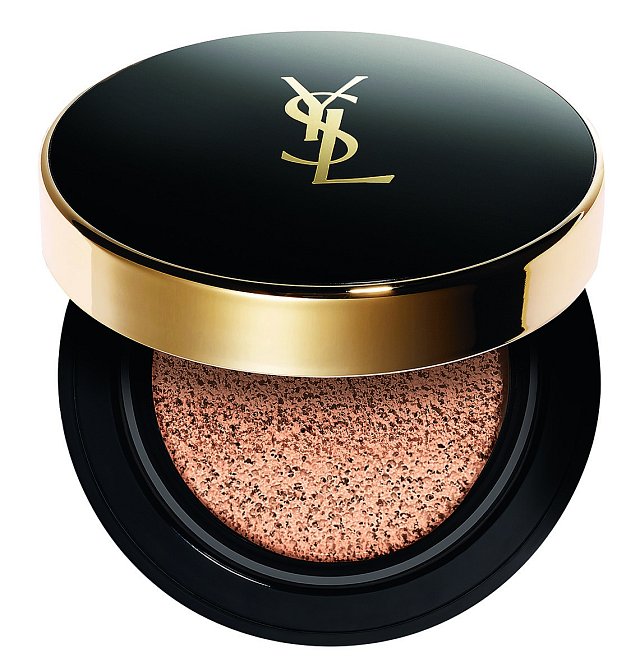 Make-up v houbičce Le Cushion Encre de Peau s matným a zároveň rozjasňujícím efektem, YSL, 12 g 1550 Kč 