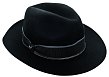 Nejoblíbenějším kouskem mého šatníku je klobouk, dokáže každému outfitu dodat cool look. ZADIG & VOLTAIRE, 4050 Kč