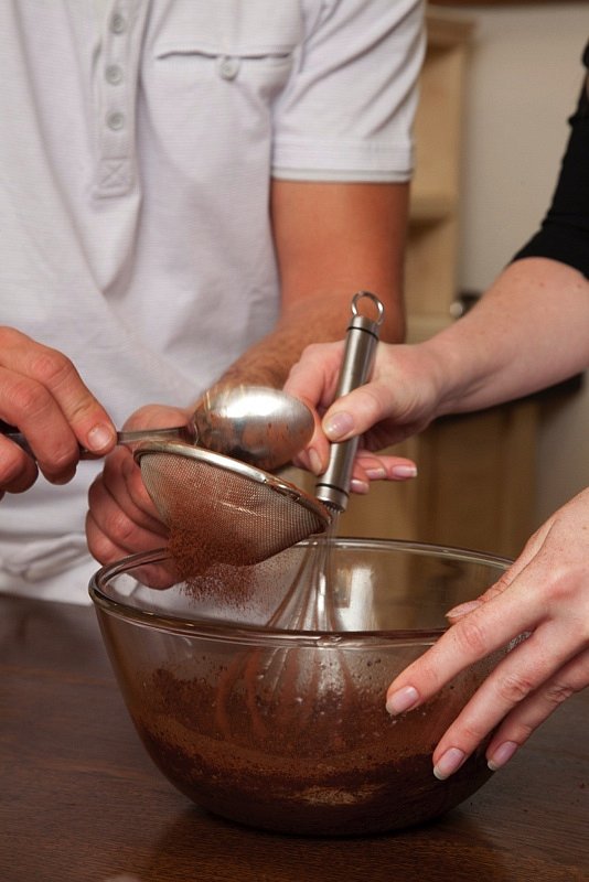 2. Žloutky vyšlehejte ve vodní lázní do hustší pěny a přimíchejte k nim rozpuštěné máslo, kakao a kávu. Vaječnou směs přidejte do čokoládové směsi a pomoci metličky vše promíchejte. Na závěr přidejte lehce ušlehanou šlehačku a společně zvolna ručně prošle