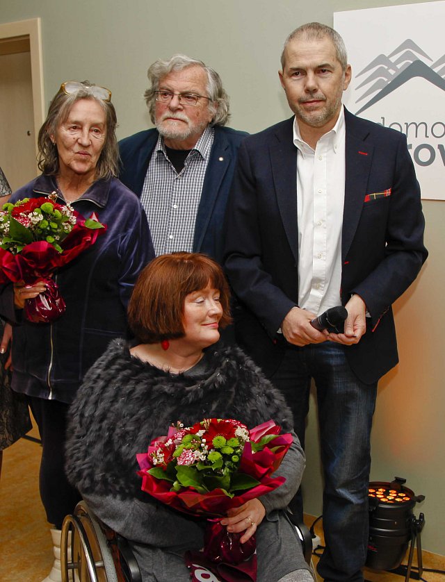 Zleva: herečka Nina Divíšková, režisér Jan Kačer, Markéta Fišerová, herečka a manželka moderátora Marka Ebena 