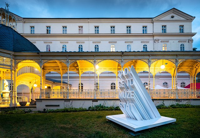 Maxim Velčovský představil na KVIFF instalaci „Tady se to může stát“.