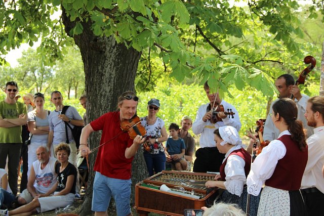 Pavel si festival užívá, zahraje si i v přírodě národního parku s Cimbálovou muzikou Antonína Stehlíka.