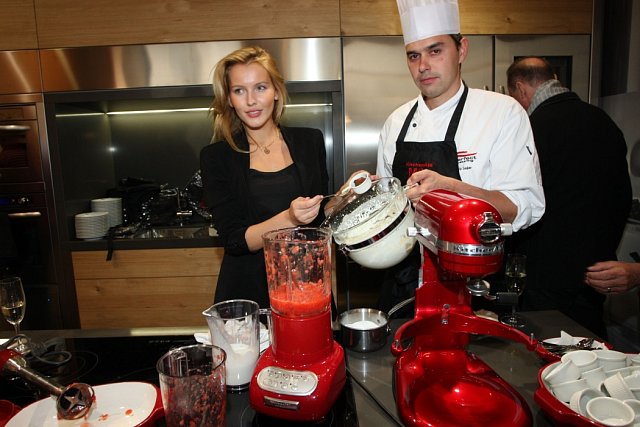 Linda Bartošová v kuchyni s Filipem Sajlererm