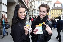 Monika Leová s Gábinou Kratochvílovou se do prodeje žlutých kvítků aktivně zapojily.