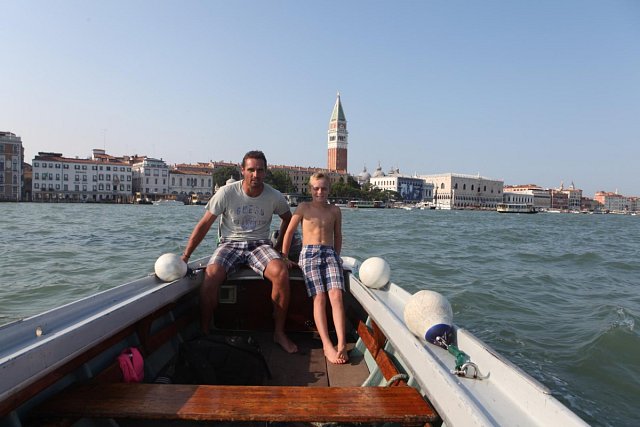 Benátky si rodina nového zprávaře projela na lodi.