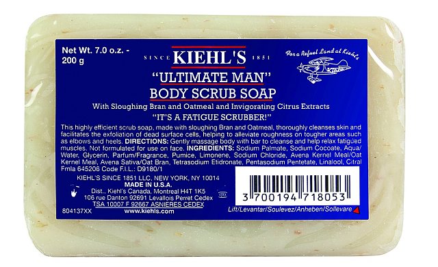 Povzbuzující mýdlo pro mužské tělo Ultimate Man Body Scrub Soap vás dokonale osvěží, pomůže uvolnit unavené svaly a povzbudí ducha. Kiehl’s, 200 g 430 Kč