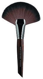 Vějířovitý štětec Powder Fan Brush – Large – 134 pro finální dotek, Make Up For Ever, 1145 Kč 