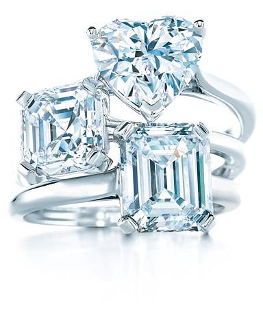 Zásnubní prsten v podobě, jak jej dnes známe, je dílem geniálního klenotníka přezdívaného "Král diamantů", Charlese Lewise Tiffanyho. 