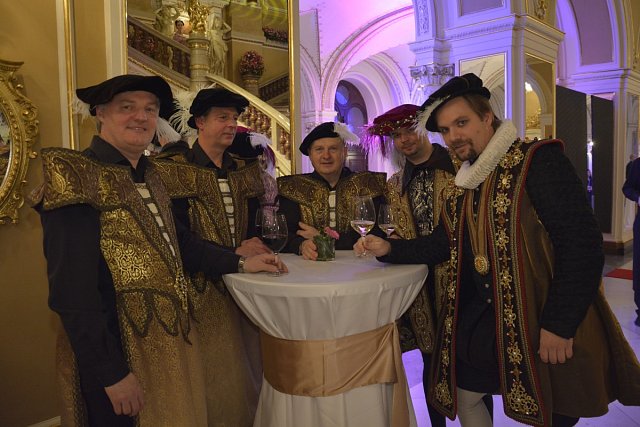 Gentlemani v kostýmech z alžbětínské éry se starali o komfort hostů. 