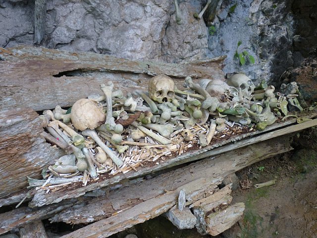 Pohřebiště kmene Torajů v jeskyni na Celebesu