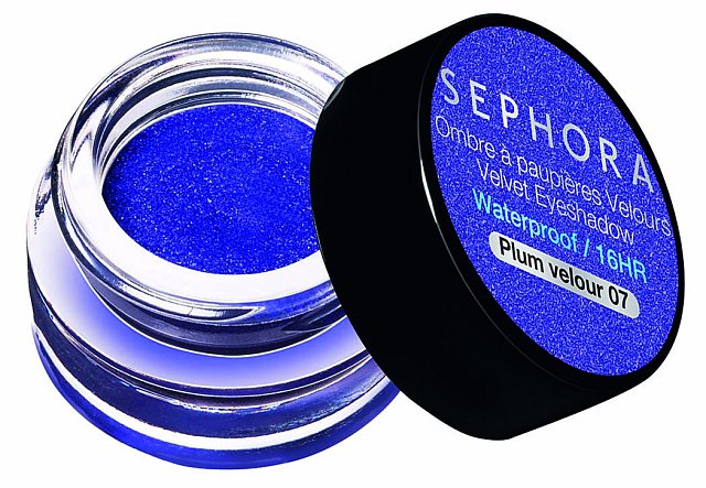 Sametové dlouhodržící oční stíny Velvet Eyeshadow Waterproof 16 HR odstín 07 Plum Velour, Sephora, 290 Kč.