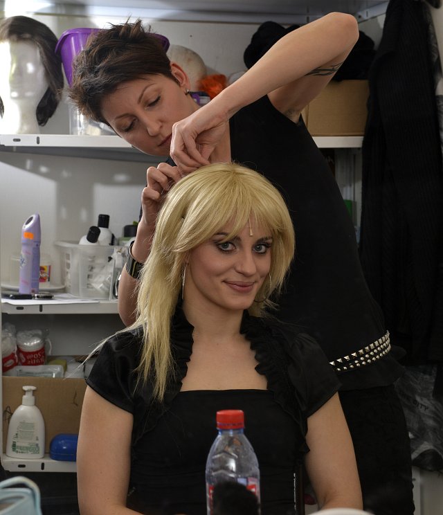 Představitelka hlavní role, černovláska Markéta Procházková, se stává blondýnou