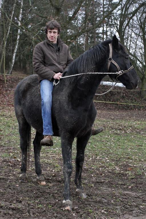Martin Kraus žije na statku, kde jeho rodiče chovají na čtyřicet koní.