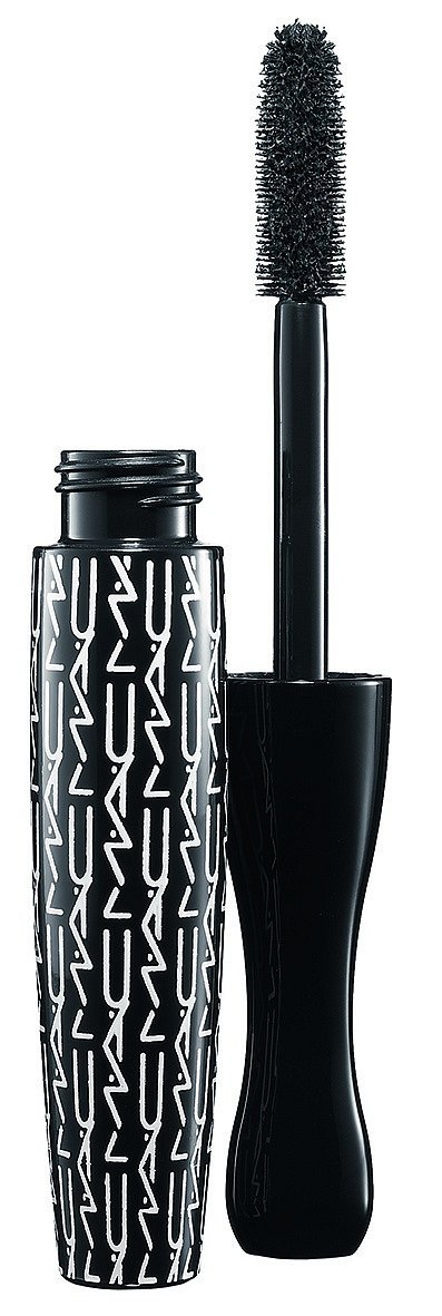 O dramatické řasy se postará řasenka In Extreme Dimension Black Extreme. MAC, 705 Kč.