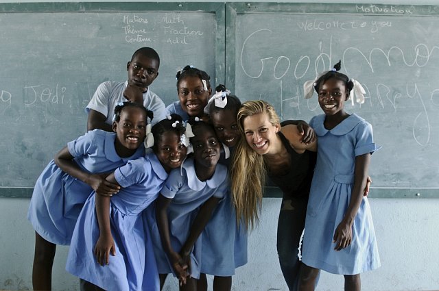 Petra se šťastnými dětmi na Haiti.