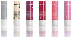 Tónované balzámy v tyčince Lip Butter Stick SPF 15 od Korres (190 Kč)