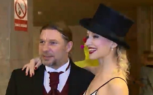 Petr Kolář v zákulisí muzikálu Mamma Mia! s jednou z tanečnic