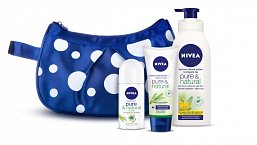 Vánoční balíček Nivea obsahuje výživné tělové mléko Pure & Natural 400 ml, kuličkový deodorant Pure & Natural Jasmín 50 ml, výživný krém na ruce 100 ml. Cena 370 Kč.