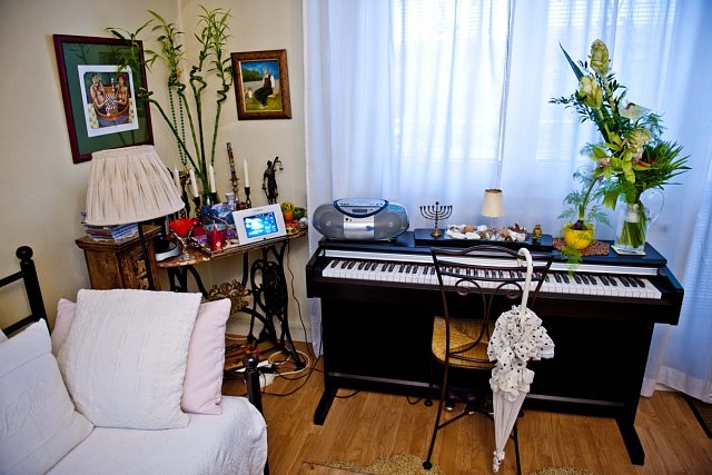 Nedílnou součástí bytu je samozřejmě piano. 
