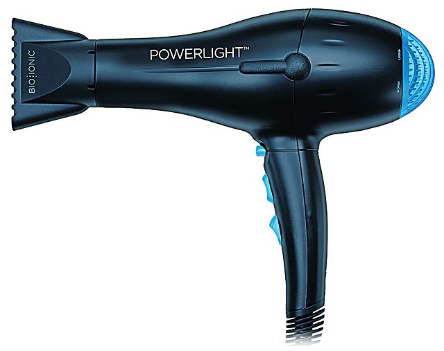 kvalitní fén dokáže zázraky. PowerLight Pro Dryer extra rychle vysouší bez jakéhokoli poškození, vlasy jsou pak navíc jemné, lesklé, zdravé a dobře hydratované. Bio Ionic, 4695 Kč.