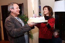 Tereza Kostková dojatému režisérovi předala marcipánový dort